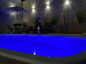 Casa com piscina e um quarto com ar split pé na areia a 50 metros da praia